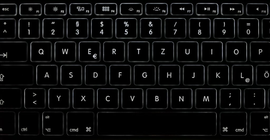 Cursor vs. Copilot: Hangisi Daha İyi Kodlama Asistanı?